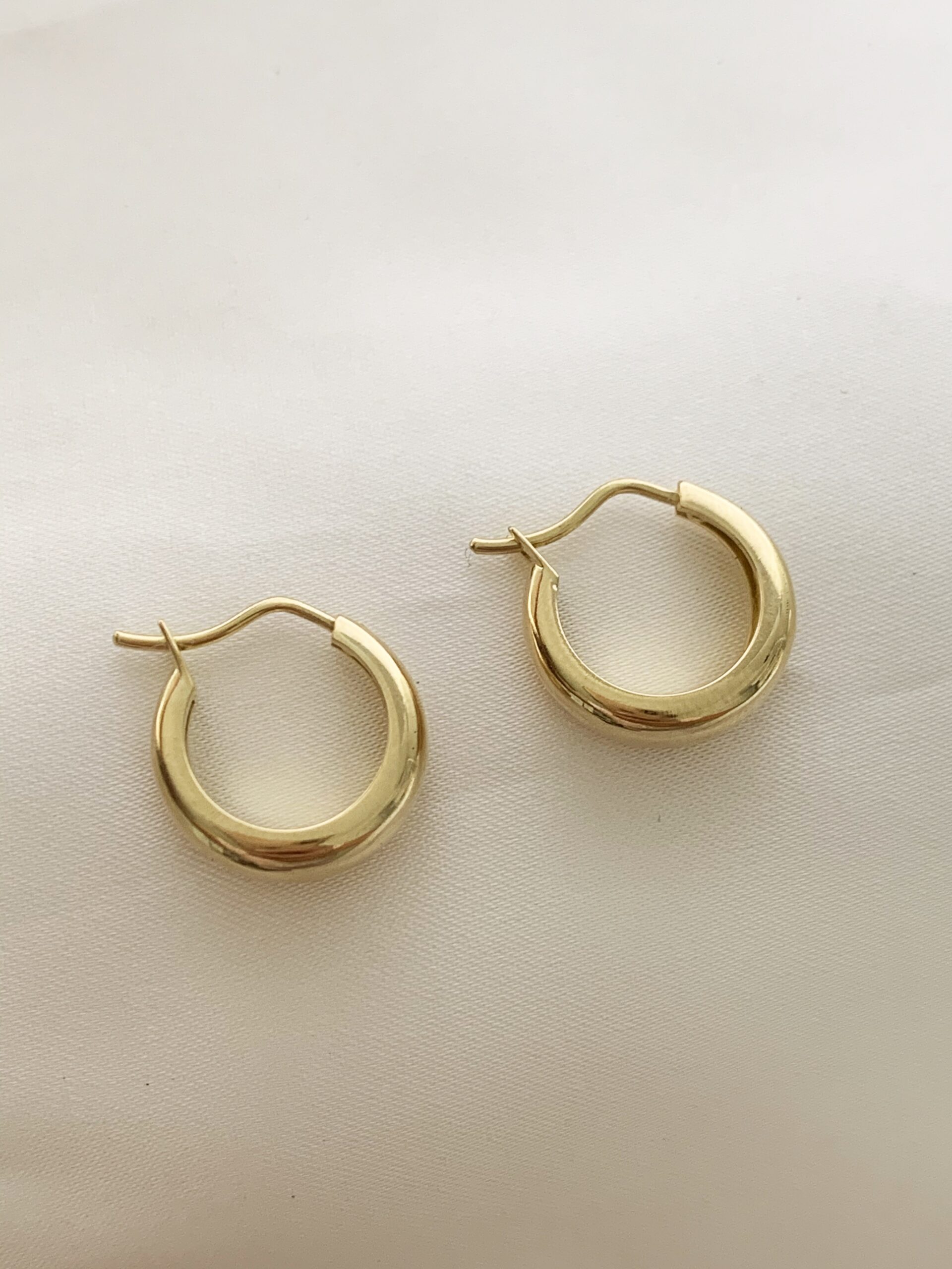 thumbnail interactive-video image 1 of Aretes Argollas En Oro – Moda Joyería Fina Para Mujer – Regalos (Gold Hoop Earrings) 1 of 2
