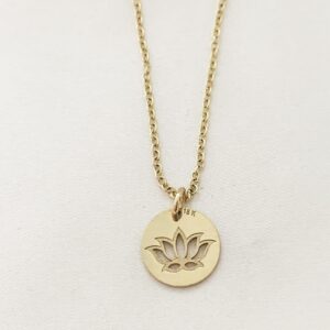 Dije placa flor de loto oro 18k