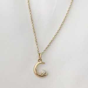 Dije luna con punto de luz oro 18k