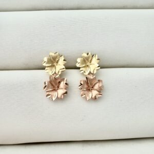 Arete flor 2 colores oro 18k