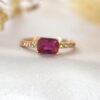 Anillo riviere con baguette cristal rojo
